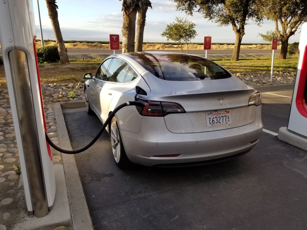 01-ldyhquwtesla-model-3-silver.jpg