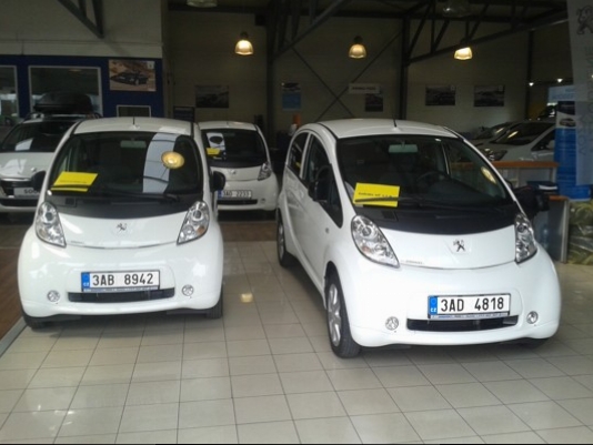 Foto_02_iony_v_autosalonu.jpg