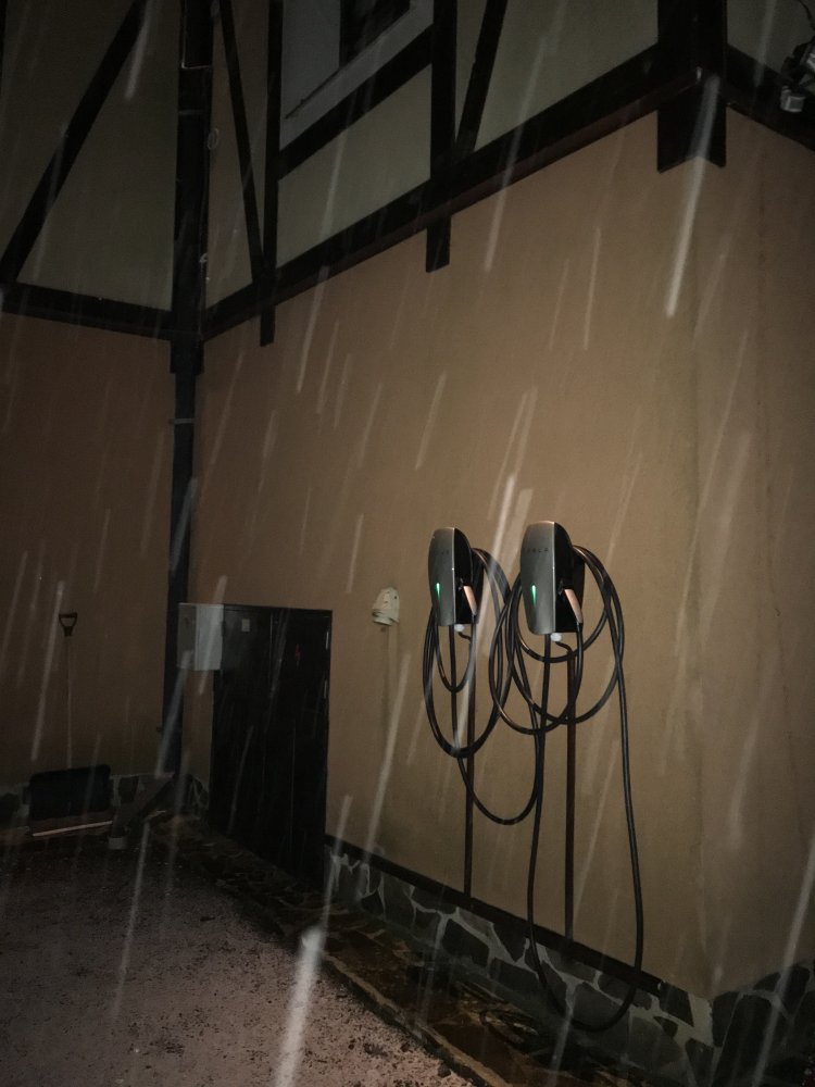 Click image for larger version  Name:	Hotel_Golfer_Kremnica_Tesla_destination_charger.jpg Views:	0 Size:	87.4 KB ID:	47120