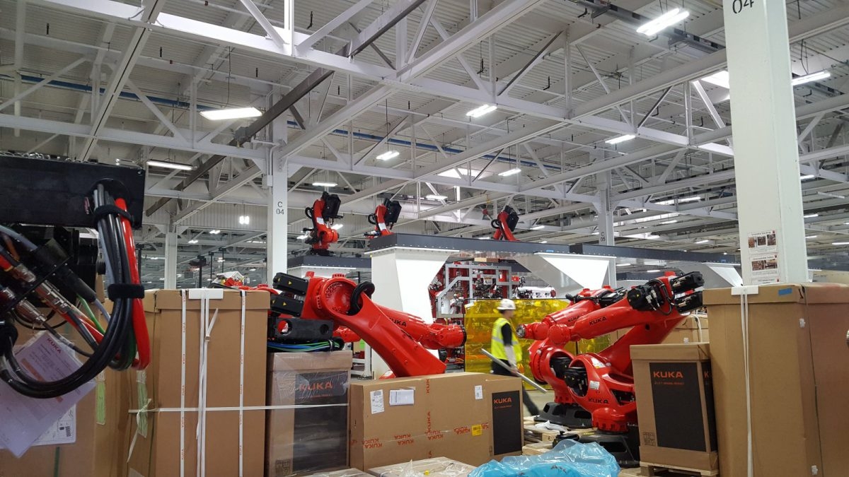 kuka-tesla-model-3-8.jpg