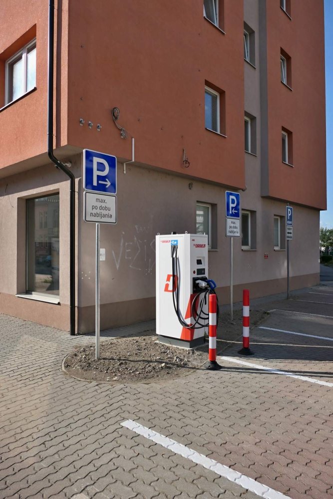 Kliknite na obrázok pre väčšiu verziu  Meno:	nabijacia stanica ZSE na Frana Mraza Zilina 1.jpg Videní:	0 Veľkosť:127,4 KB ID:	86237