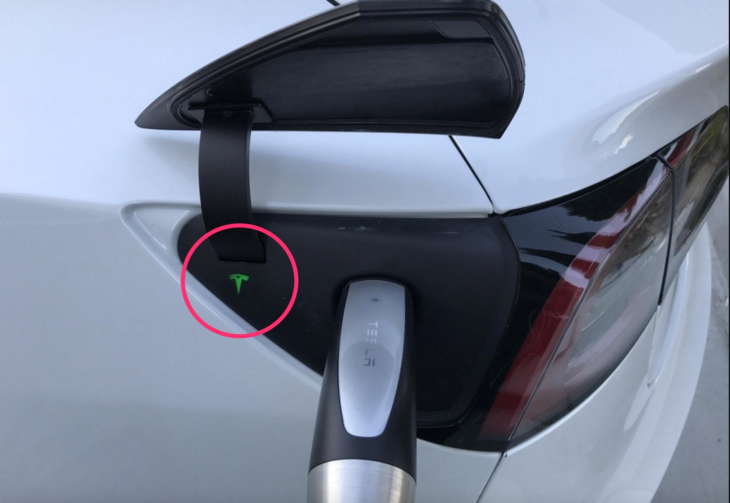 Tesla-Model-3-charge-port-illuminated.jpg