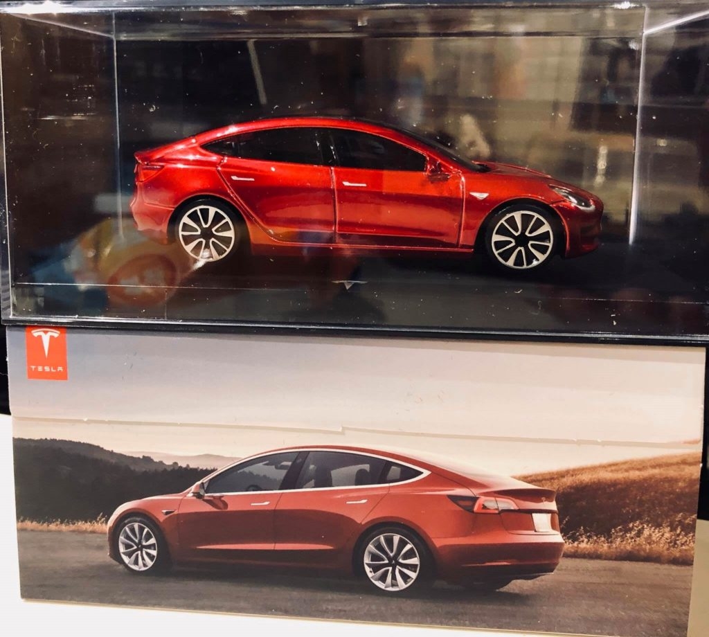 tesla-model-3-darcek-1024x920.jpg