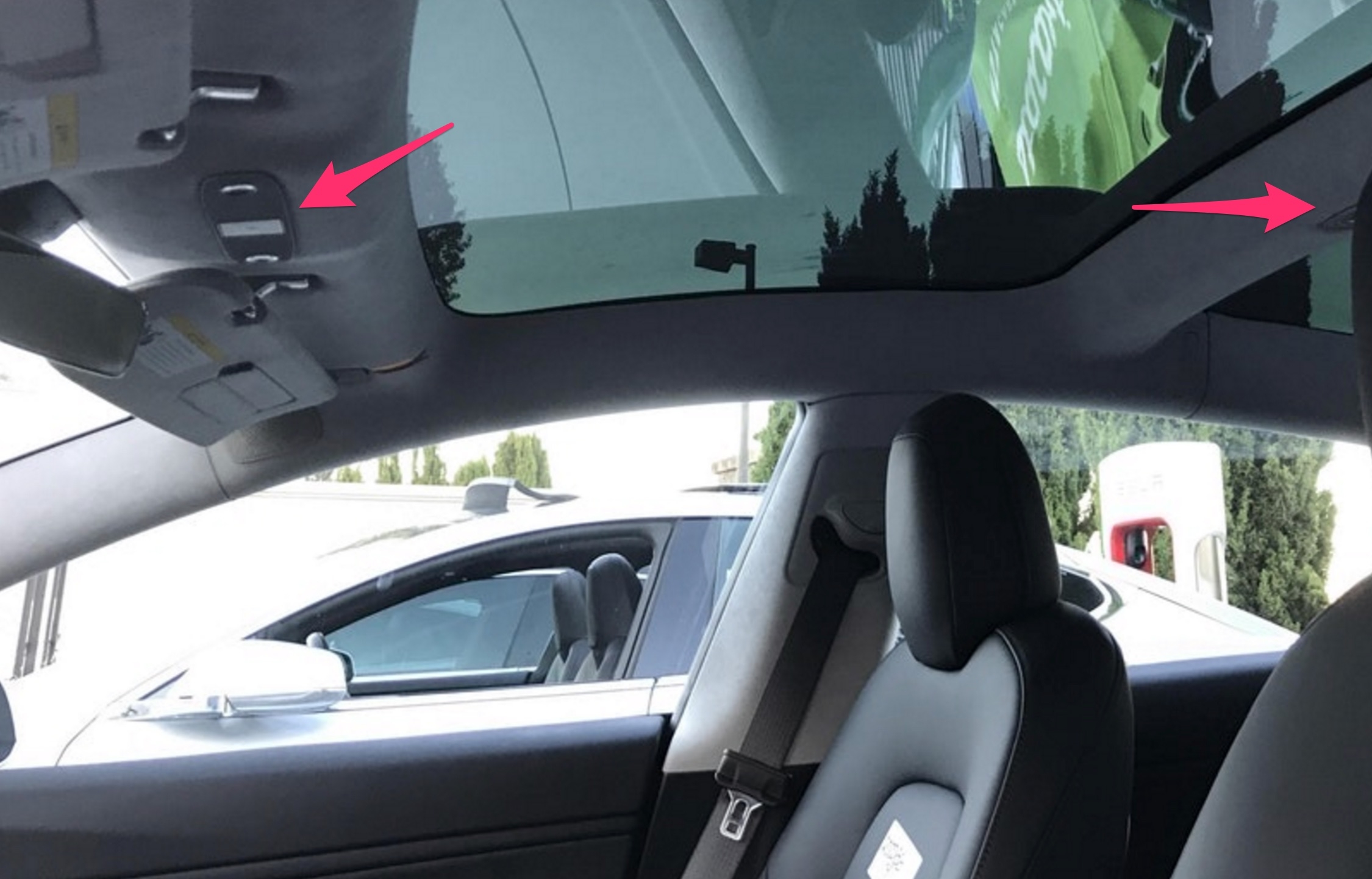 Tesla-Model-3-dome-lights-sun-visor.jpg