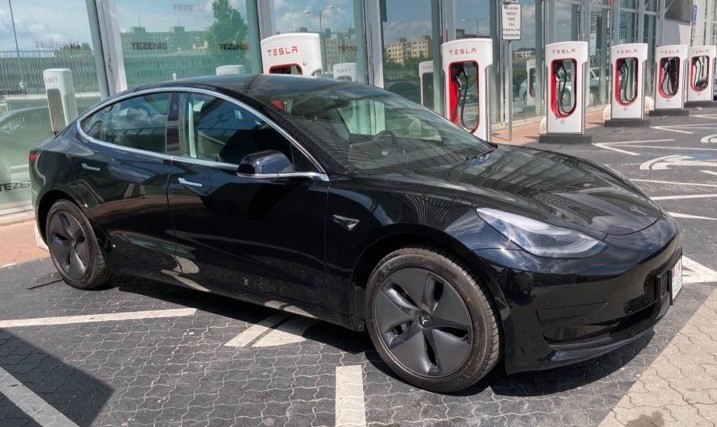 Tesla_model_3_cierma.jpg