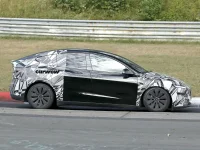 Tesla-Model-Y-L-auf-Testfahrt-Seitenansicht-2.webp