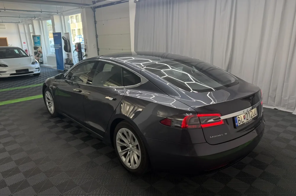 Tesla Model S 75D (2017) – Free Supercharging